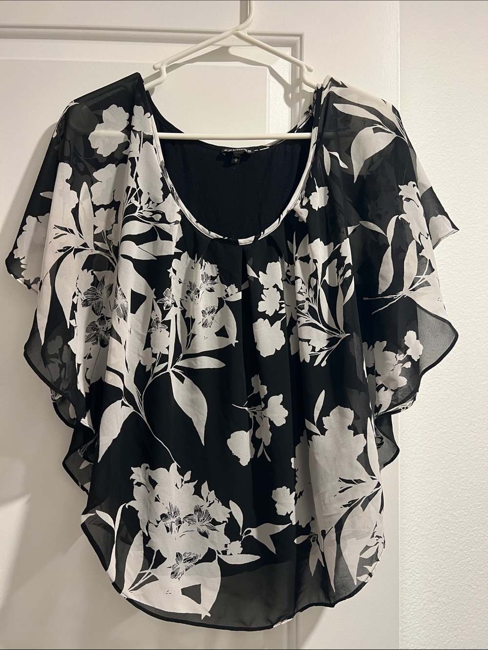 Women's Black & White Floral Chiffon Flutter Sleeve Top